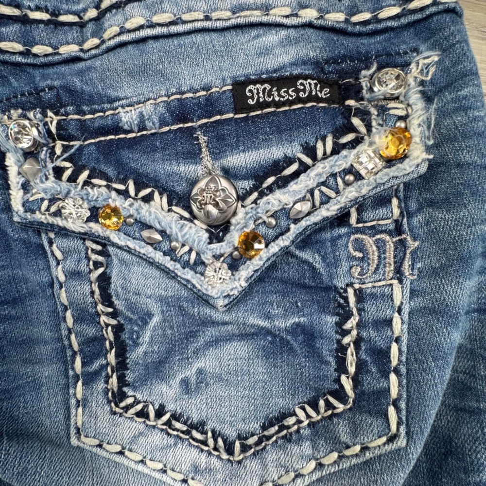 Miss Me Signature Cuffed Capri Jeans Size 27 Medium Wash Embellished JP5755P4 - Picture 16 of 16